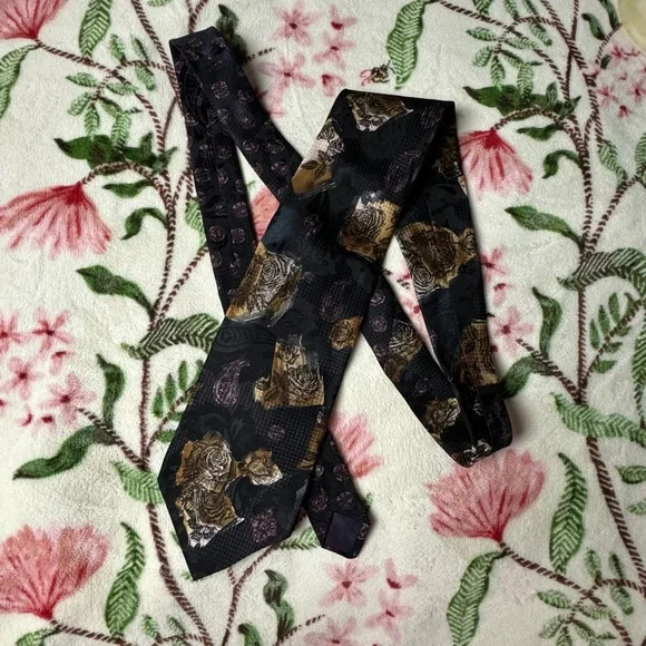 Sophisticated Black and Gold Patterned Men's Tie - Picture 3 of 3